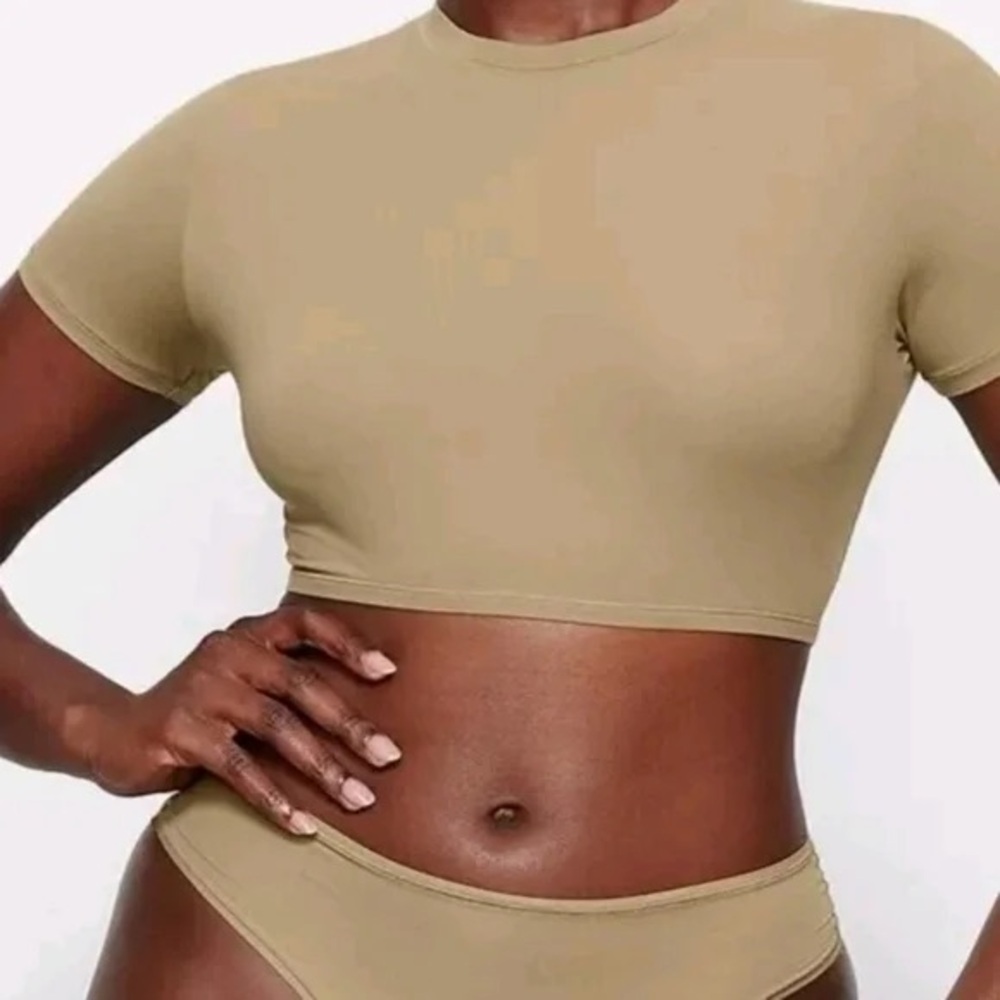 SKIMS Super Cropped Tee in Olive Green